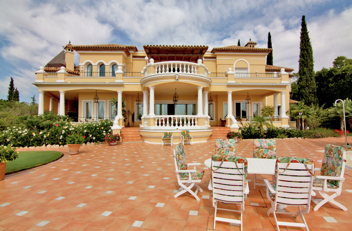5 Bed, 4 Bath, HouseFor Sale, El Paraiso, Malaga