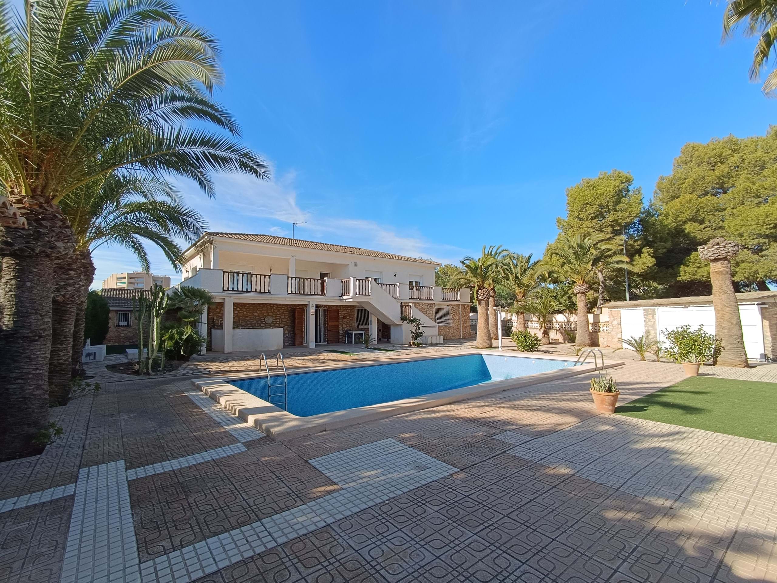 7 Bed, 4 Bath, HouseFor Sale, La Zenia, Alicante