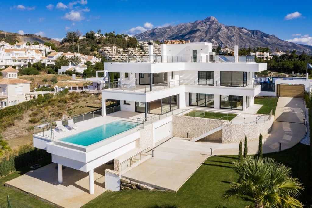 5 Bed, 4 Bath, HouseFor Sale, Nueva Andalucia, Malaga