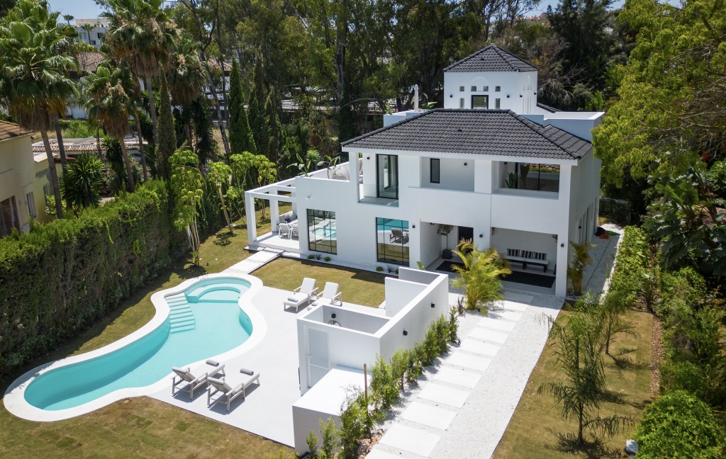 5 Bed, 4 Bath, HouseFor Sale, Nueva Andalucia, Malaga