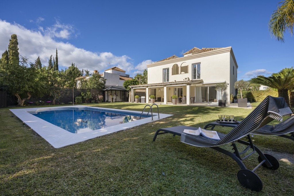 5 Bed, 4 Bath, HouseFor Sale, Nueva Andalucia, Malaga