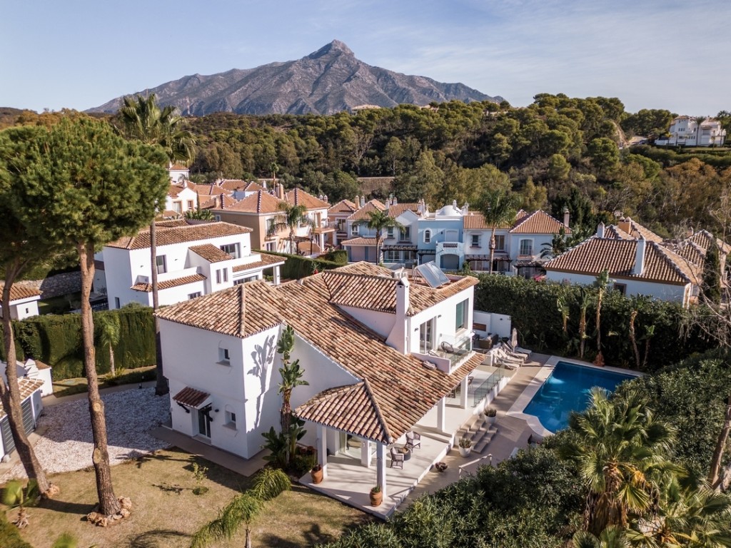 4 Bed, 4 Bath, HouseFor Sale, Nueva Andalucia, Malaga