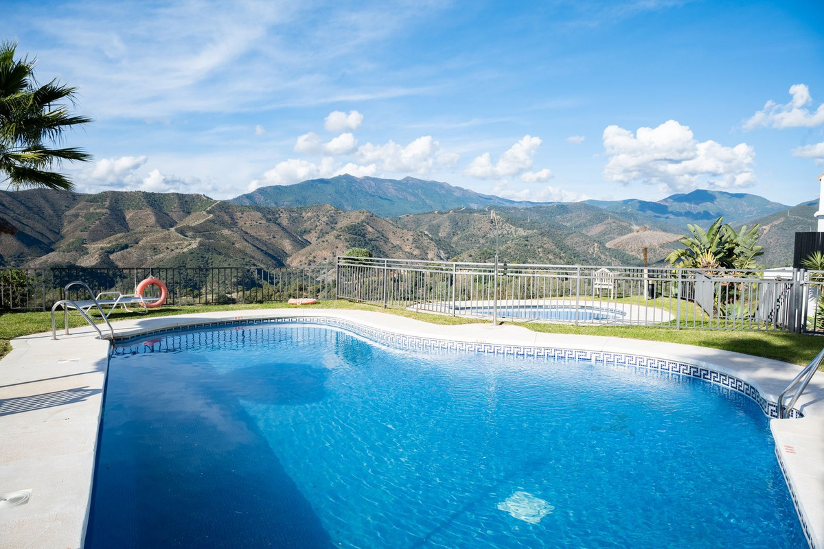 2 Bed, 2 Bath, ApartmentFor Sale, Istán, Malaga